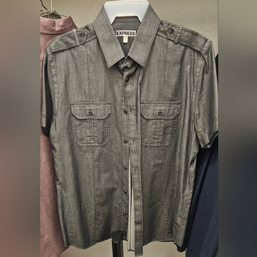 Express Men's Short-Sleeve Button-Down Shirt in Charcoal Gray